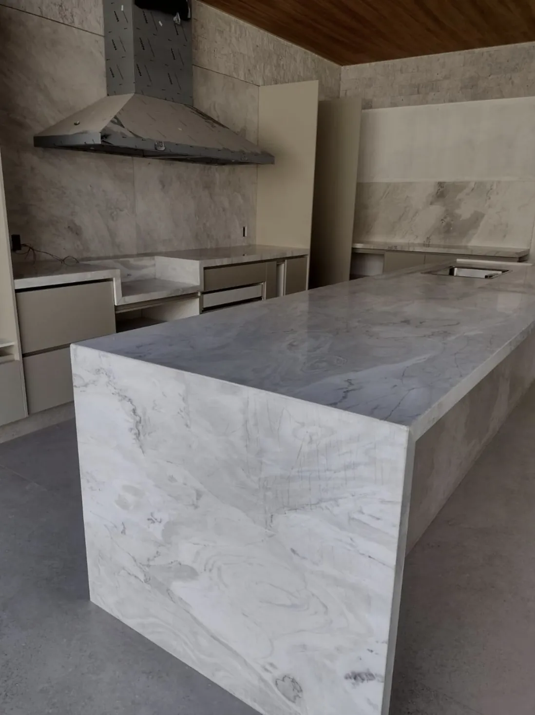 Bancada para cozinha em pedra natural: Ilha gourmet em quartzito com cascata