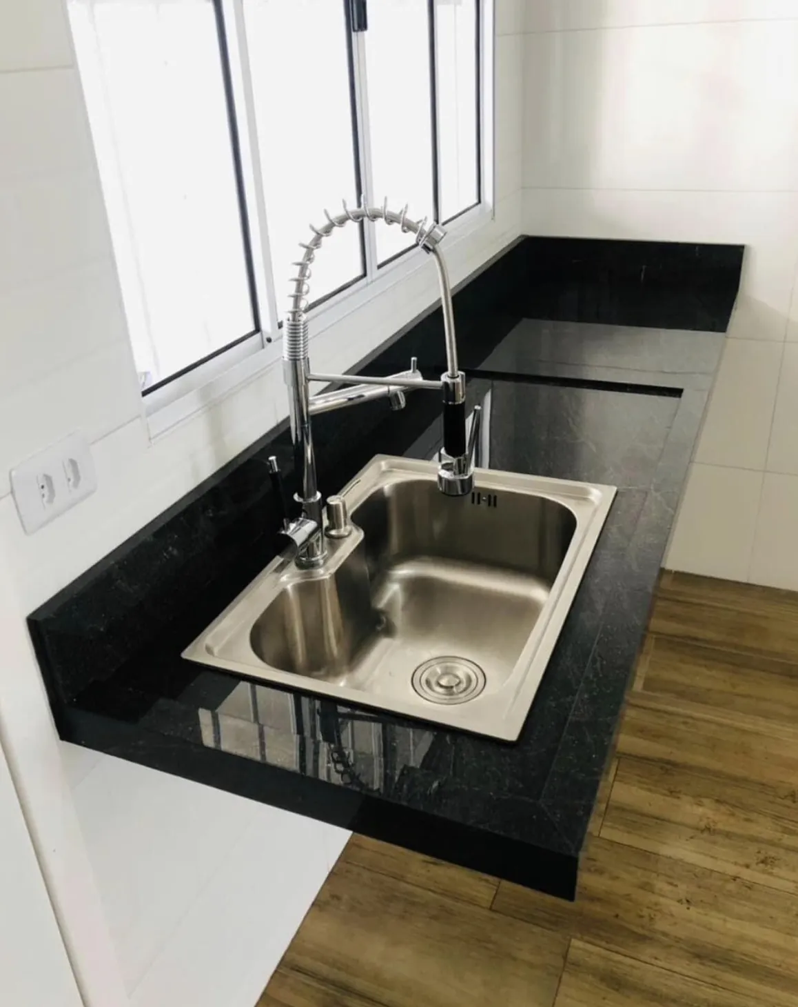 Bancada para cozinha em pedra natural: Bancada em granito preto com escorredor rebaixado