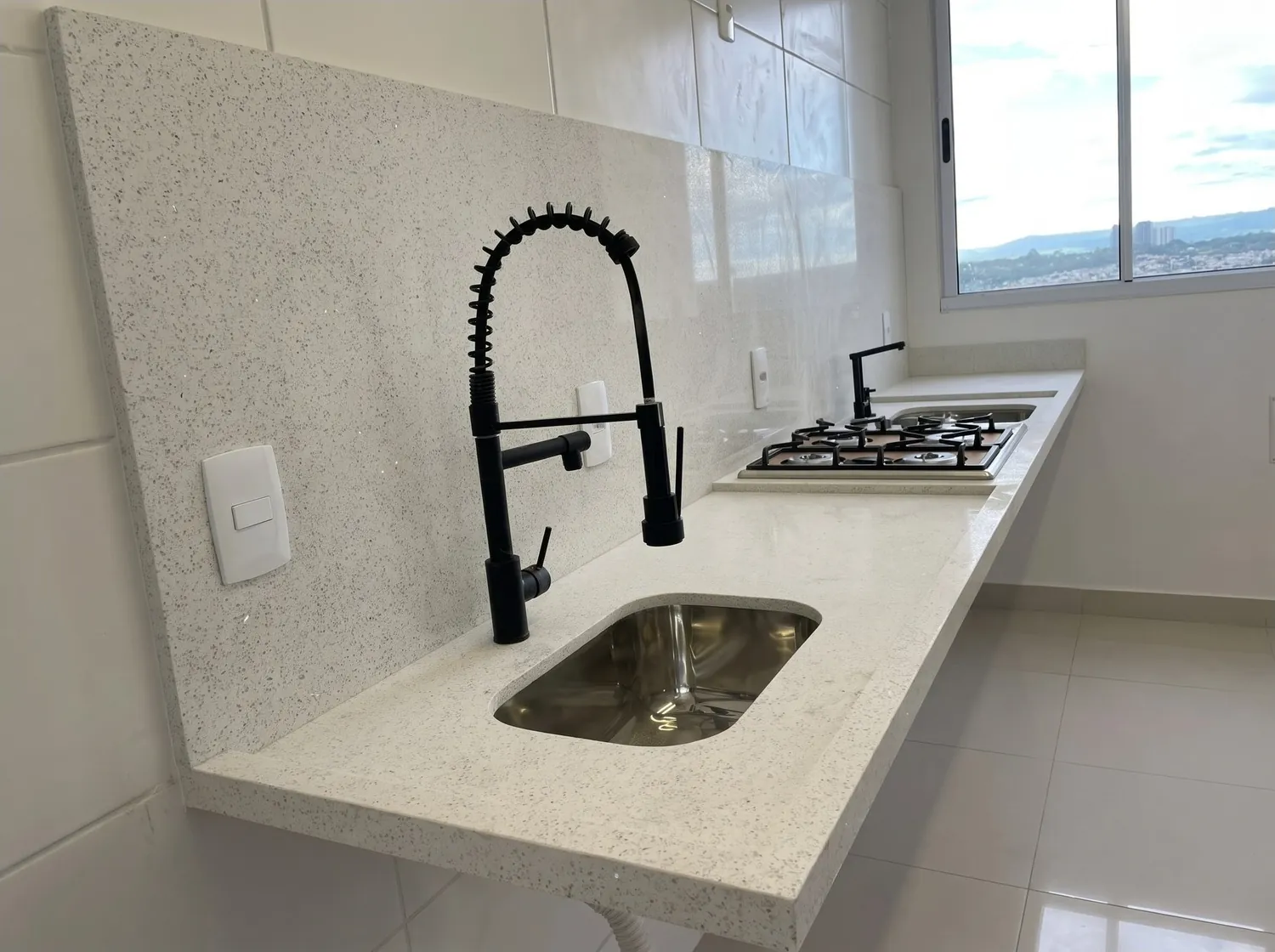 Bancada para cozinha em pedra natural: Bancada e frontão em quartzo branco com cuba embutida