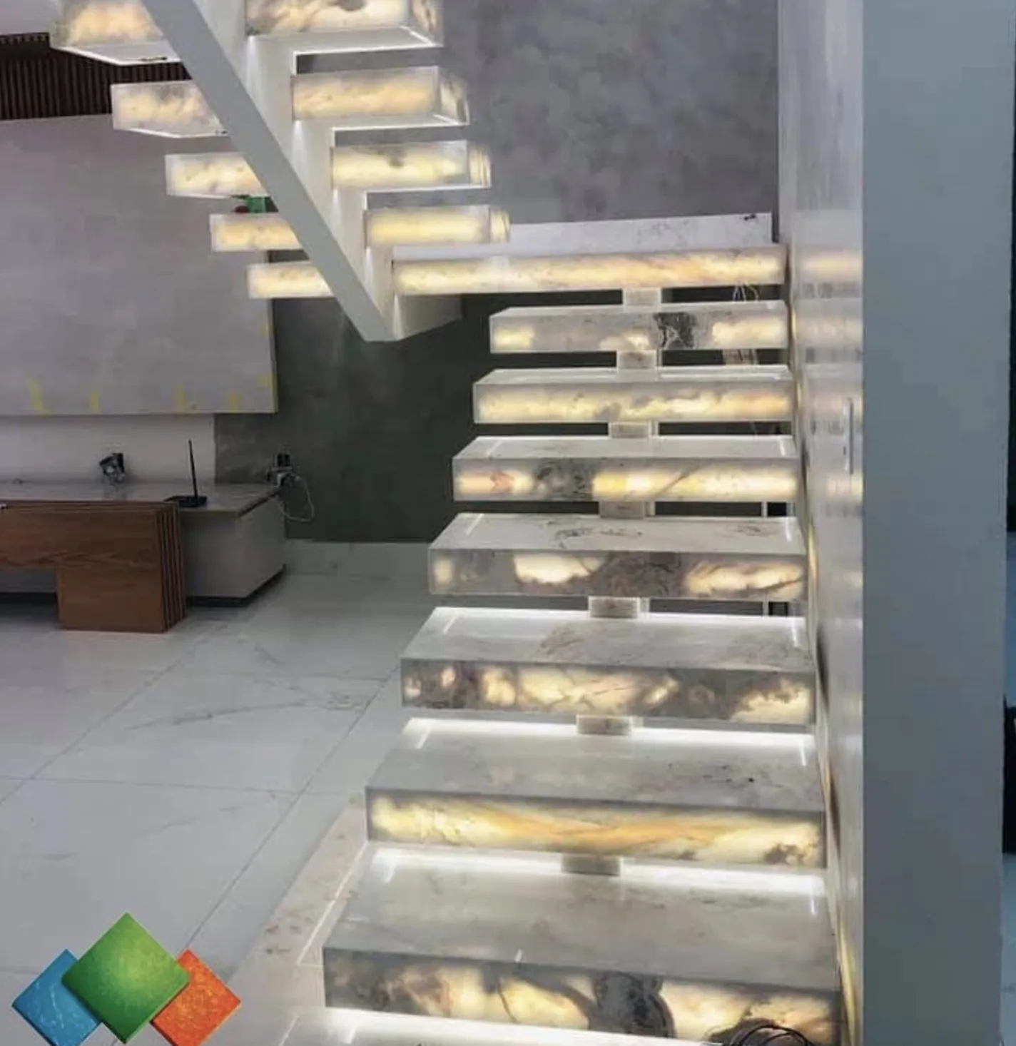 Revestimento de escada em pedra natural: Degraus em ônix iluminados por dentro