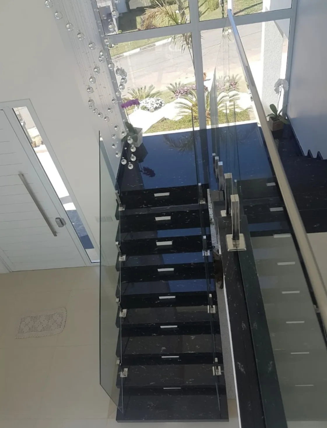 Revestimento de escada em pedra natural: Escada em granito preto com veios brancos vista de cima