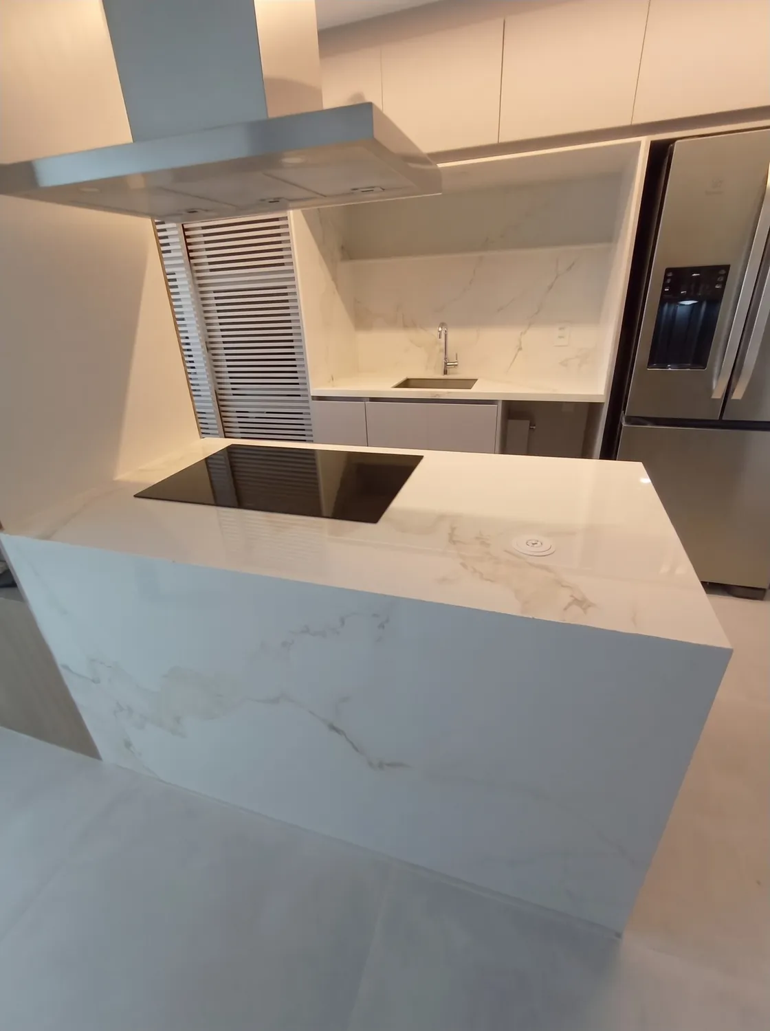 Cozinha com ilha em cascata em pedra natural: Lateral da ilha em cascata