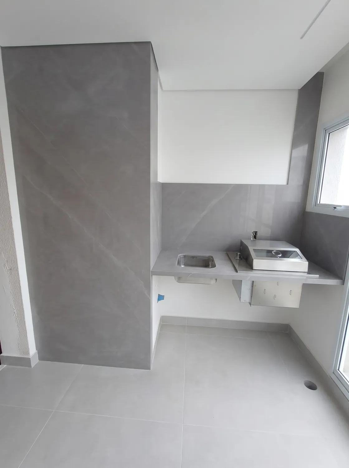 Apartamento em lâmina cinza em pedra natural: Parede revestida em lâmina até o teto