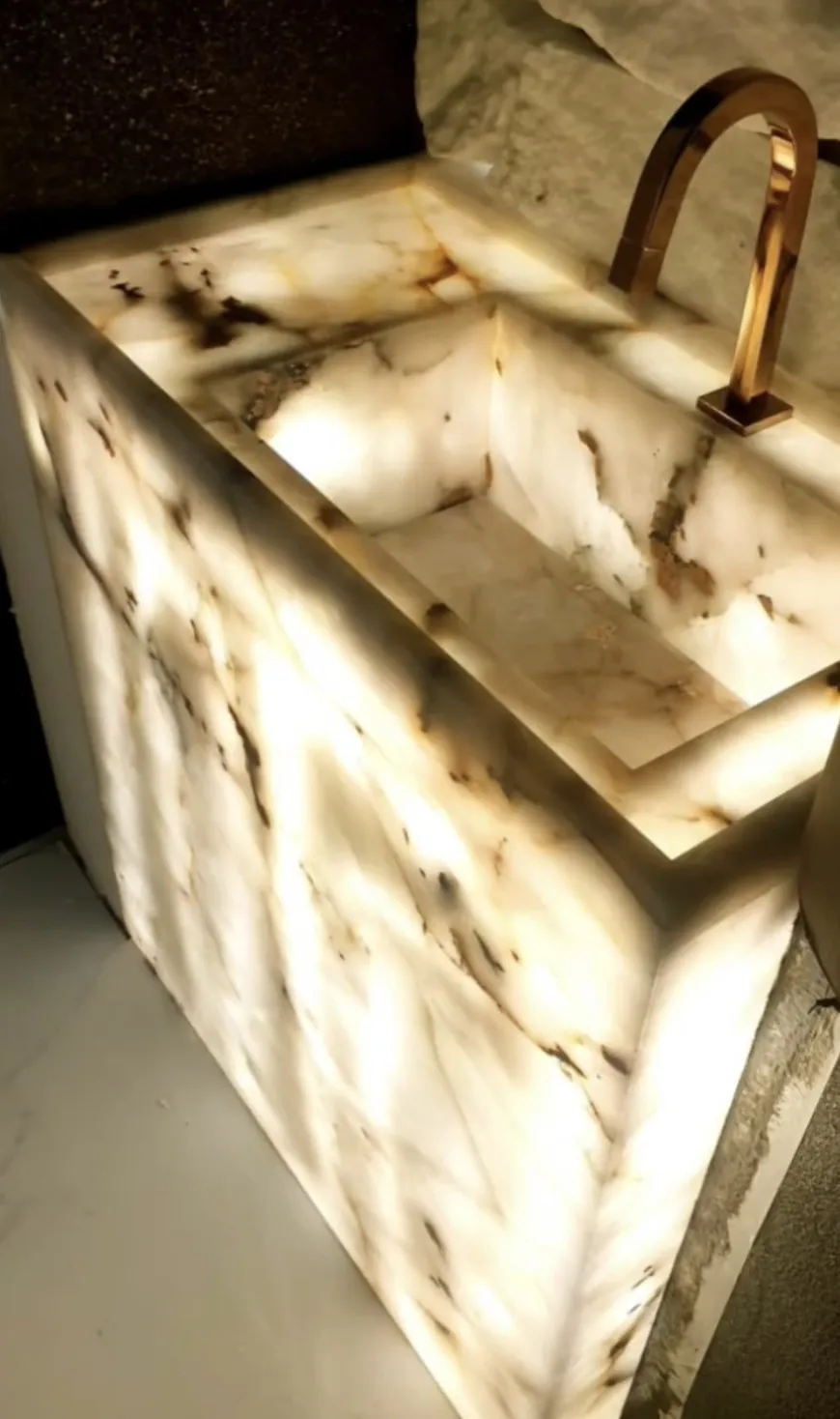 Lavatório para banheiro em pedra natural: Lavatório em ônix iluminado por dentro